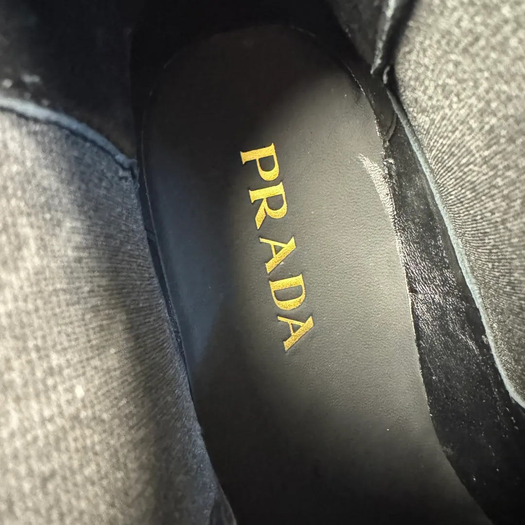 Batch 1020 Prada/Prada classic men's high-top air-cushion casual leather shoes, business formal leather shoes! Exclusive new air-cushion short boots for autumn and winter. Made in Guangdong, please pay attention to the details and pursue high quality. Italian original open-edge bead/matte calfskin styles are available. Low-key luxury, geometric tailoring, motorcycle imported from Germany, precision stitching, simple glossy classic European and American style, clear water chestnuts, brogue carving process, elastic band at the shoe opening, easy to put on and take off, standard formal wear, full calfskin lining, unique gold label foot pad from P family, heel webbing lift, stable and comfortable upper foot, original ultra-soft air cushion outsole, silver label PRADA letter logo decoration on the heel, rubber bottom wrapping, high comfort, excellent anti-slip performance, stitching technology Does not take off the sole, more durable, 3.5CM thick sole, more adaptable, can enter and exit various occasions, fine workmanship, clear edges and corners of the shoe shape, perfect as a work of art, quality assurance, complete package! Size: 38-39-40-41-42-43-44 Leather shoe size Item number: 2TG245 Open edge beads